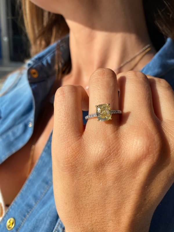 bague fiancaille doigt